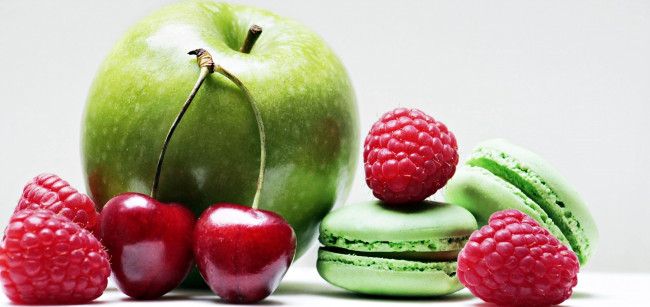 Обои картинки фото еда, разное, макаруны, яблоко, вишня, малина