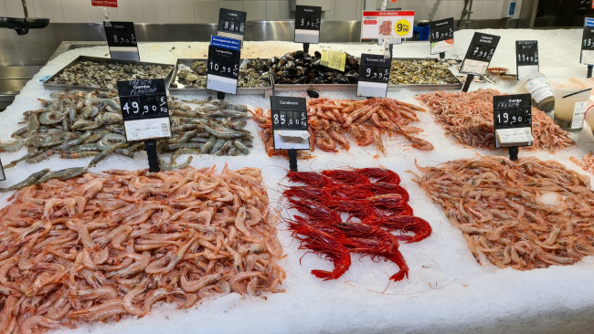 Обои картинки фото еда, рыба,  морепродукты,  суши,  роллы, креветки, мидии, морепродукты, рынок, лед, цены