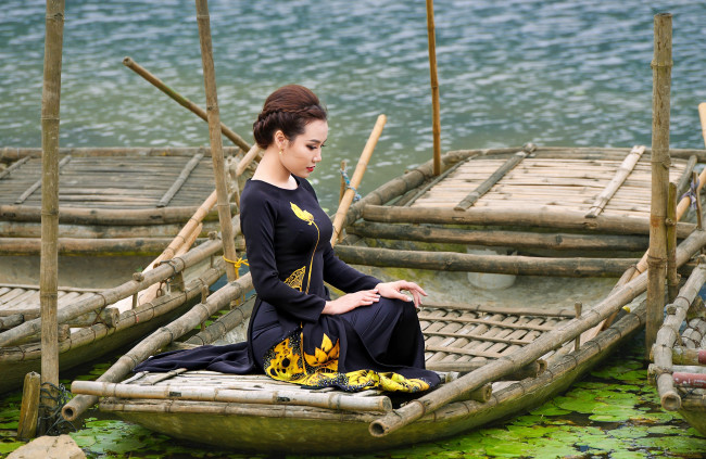 Обои картинки фото девушки, - азиатки, платье, лодка, озеро