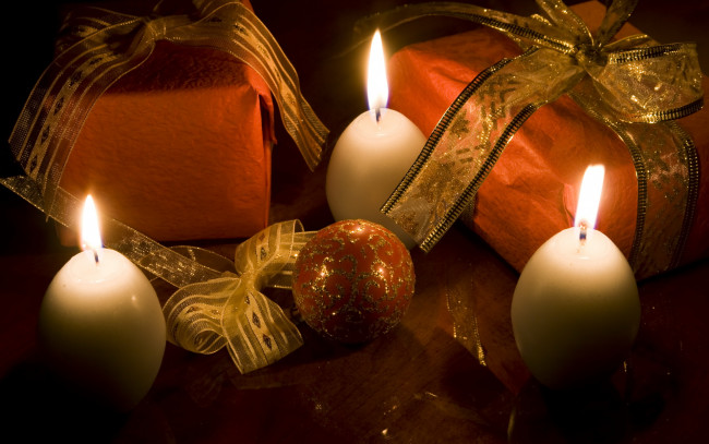 Обои картинки фото праздничные, новогодние, свечи, подарки, коробочки, шарик