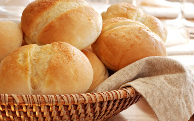 Обои картинки фото еда, хлеб, выпечка, корзинка, салфетка, булочки