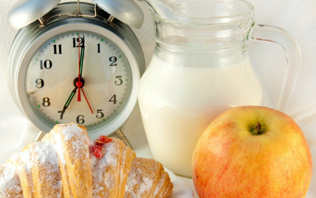 Обои картинки фото еда, разное, молоко, яблоко, круассан, будильник, завтрак