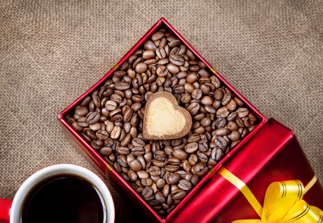Обои картинки фото еда, кофе, кофейные, зёрна, сердце, коробка
