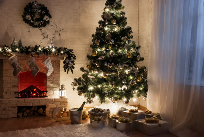 Обои картинки фото праздничные, новогодний очаг, камин, елка, лампочки, очаг, украшения