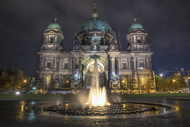 Обои картинки фото berliner dom, города, берлин , германия, площадь, ночь, дворец, фонтан