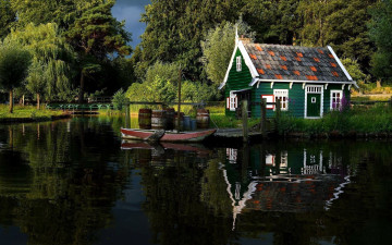Картинка разное сооружения +постройки лодка речка домик бочки