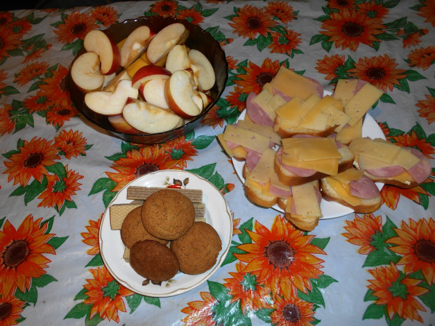 Обои картинки фото еда, бутерброды,  гамбургеры,  канапе, печенье, вафли, бананы, яблоки, сыр, хлеб, колбаса