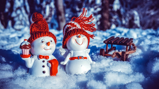 Обои картинки фото праздничные, снеговики, санки, снег