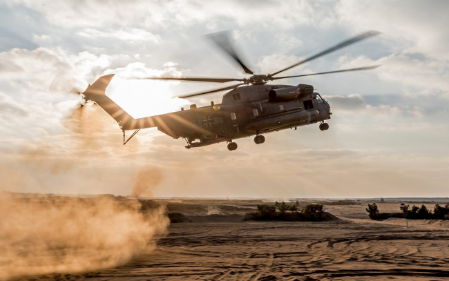 Обои картинки фото sikorsky ch-53 sea stallion, авиация, вертолёты, пустыня, песок, бундесвер, вооруженные, силы, германии, военный, вертолет