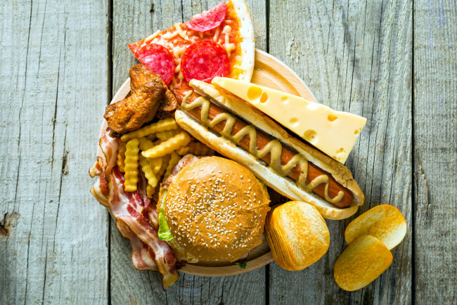 Обои картинки фото еда, разное, чипсы, бекон, пицца, гамбургер