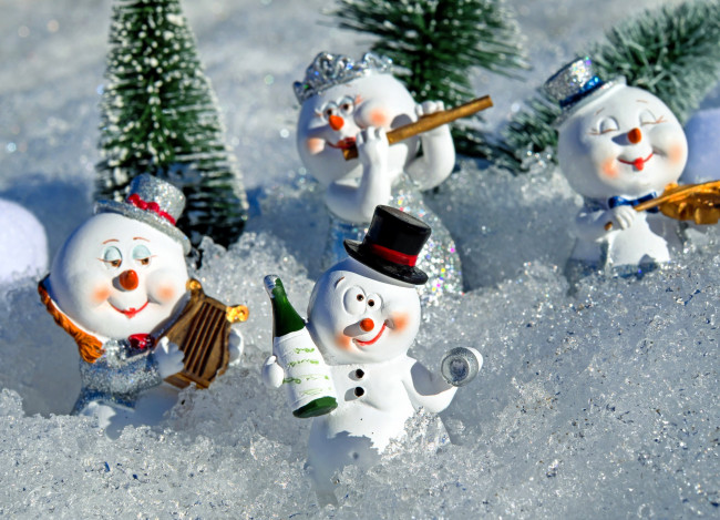 Обои картинки фото праздничные, снеговики, фигурки