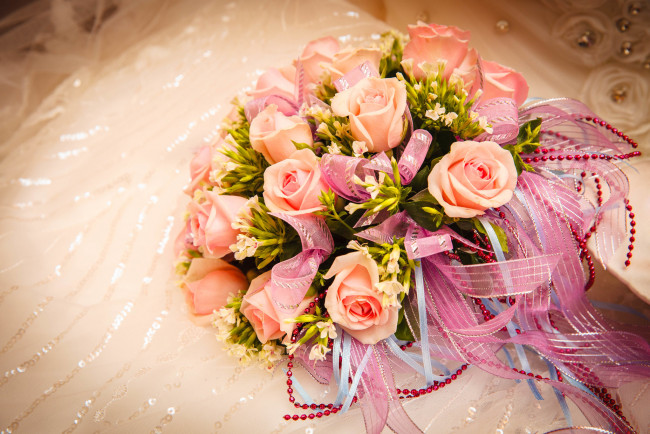 Обои картинки фото цветы, букеты,  композиции, свадебный, букет, розы, ленты
