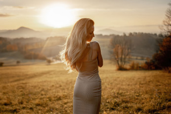 Картинка девушки -+блондинки +светловолосые блондинка солнечный свет оглядывающаяся назад поле лето природа