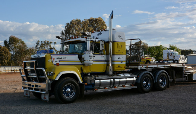 Обои картинки фото mack superliner, автомобили, mack, седельный, грузовик, тяжелый, тягач