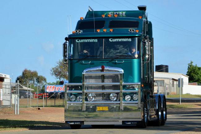 Обои картинки фото автомобили, kenworth , выставка, улица, тягач, грузовик, седельный, тяжелый