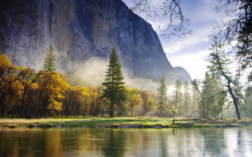 Картинка природа реки озера скала деревья осень туман озеро