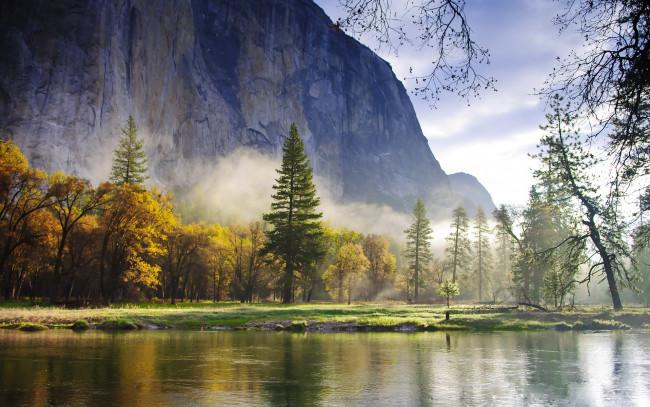 Обои картинки фото природа, реки, озера, скала, деревья, осень, туман, озеро