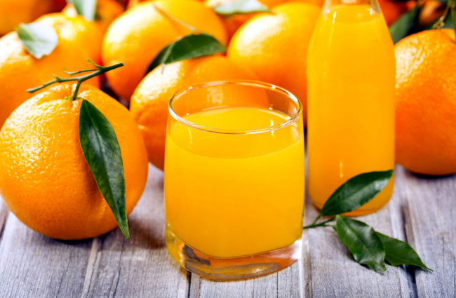 Обои картинки фото еда, напитки,  сок, сок, апельсиновый, стакан, бутылка, апельсины
