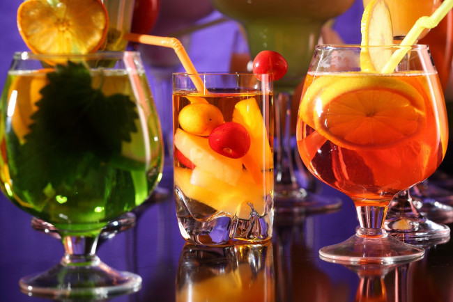 Обои картинки фото еда, напитки,  коктейль, вишни, апельсин, мята
