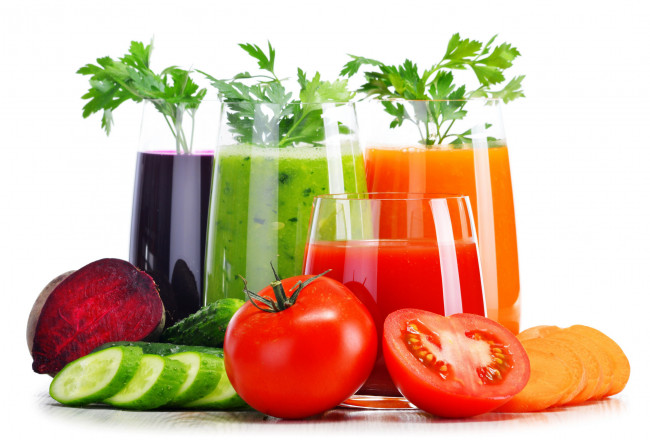 Обои картинки фото еда, напитки,  сок, огурец, свекла, помидоры, петрушка, морковь, томаты