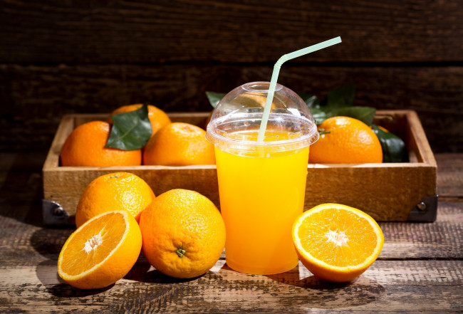 Обои картинки фото еда, напитки,  сок, апельсины, апельсиновый, сок, стакан, ящик