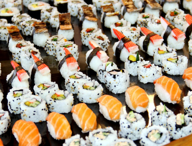 Обои картинки фото еда, рыба,  морепродукты,  суши,  роллы, ассорти, икра, роллы, кухня, суши, японская