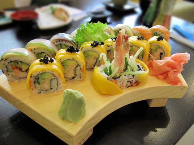 Обои картинки фото еда, рыба,  морепродукты,  суши,  роллы, роллы, ассорти, японская, икра, кухня, суши
