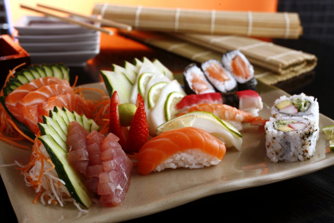 Обои картинки фото еда, рыба,  морепродукты,  суши,  роллы, ассорти, кухня, суши, роллы, японская