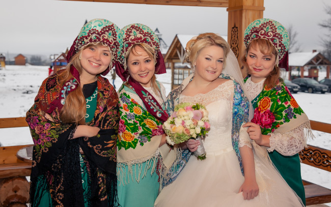 Обои картинки фото девушки, -unsort , группа девушек, торжество, замужество, подруги, платок, свадебное, платье, букет, цветов, невеста, наряды