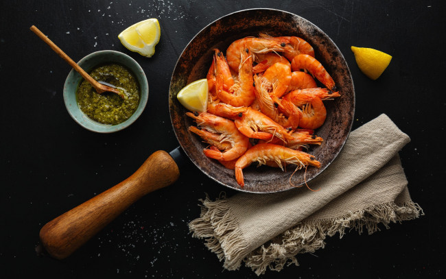 Обои картинки фото еда, рыбные блюда,  с морепродуктами, креветки, соус, лимон