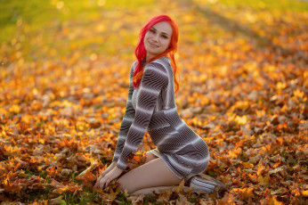 Картинка девушки -+рыжеволосые+и+разноцветные осень листья поза платье улыбка