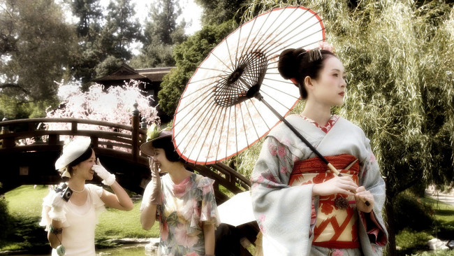 Обои картинки фото кино фильмы, memoirs of a geisha, кимоно, зонтик