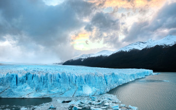Картинка природа айсберги+и+ледники ледник море горы небо тучи