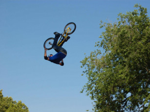 Картинка napolitan doing no hander front flip in pro dirt спорт bmx