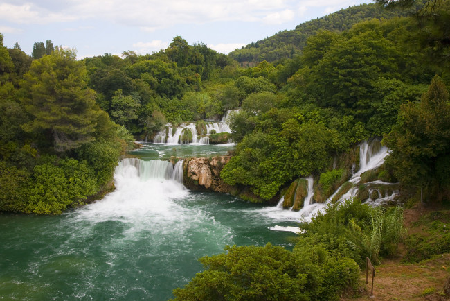 Обои картинки фото природа, водопады, зелень, вода, деревья