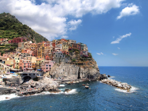 Обои картинки фото manarola, italy, города, амальфийское, лигурийское, побережье, италия, скала, море, здания, пейзаж