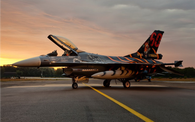 Обои картинки фото авиация, боевые, самолёты, закат, истребитель, полоса