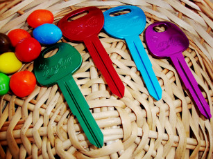 обоя разное, ключи,  замки,  дверные ручки, корзина, разноцветные