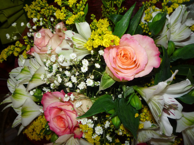 Обои картинки фото цветы, букеты,  композиции, лилии, розы, букет