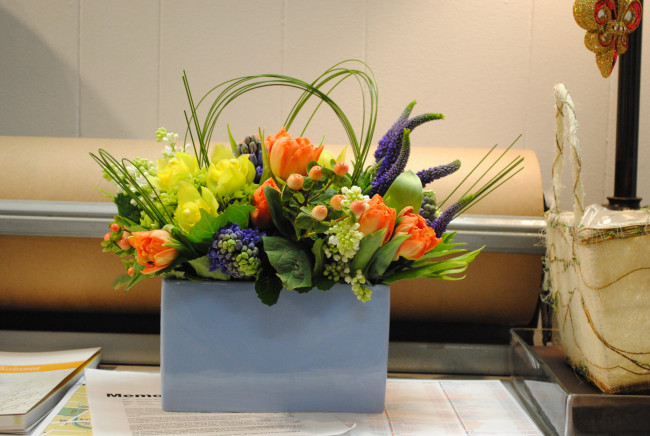 Обои картинки фото цветы, букеты,  композиции, сирень, орхидеи, тюльпаны, букет