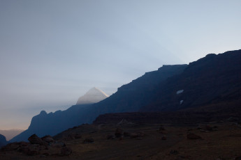 Картинка тибет +кайлас +утренние+лучи+в+долине природа горы кайлас утро лучи долина рассвет
