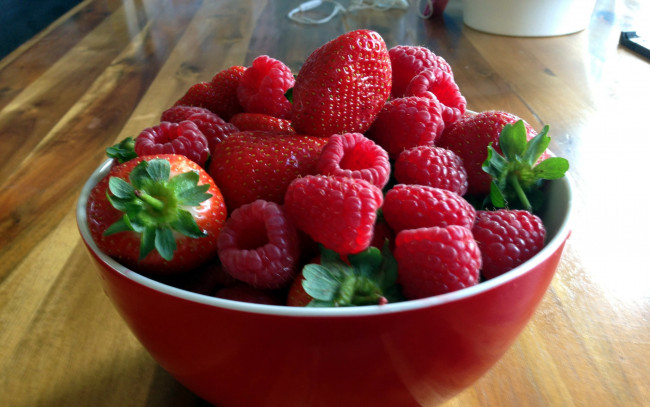 Обои картинки фото еда, фрукты,  ягоды, малина, клубника, ягоды