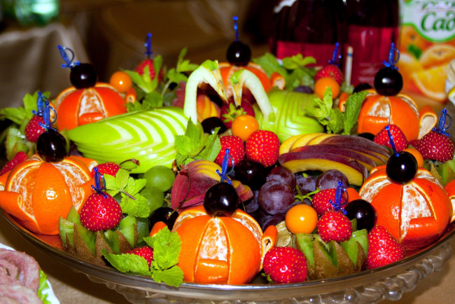 Обои картинки фото еда, фрукты,  ягоды, виноград, клубника, киви, яблоко, мандарин