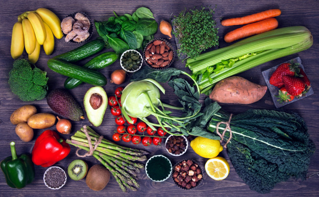 Обои картинки фото еда, фрукты и овощи вместе, кольраби, авокадо, клубника, орехи, сельдерей, помидоры, томаты