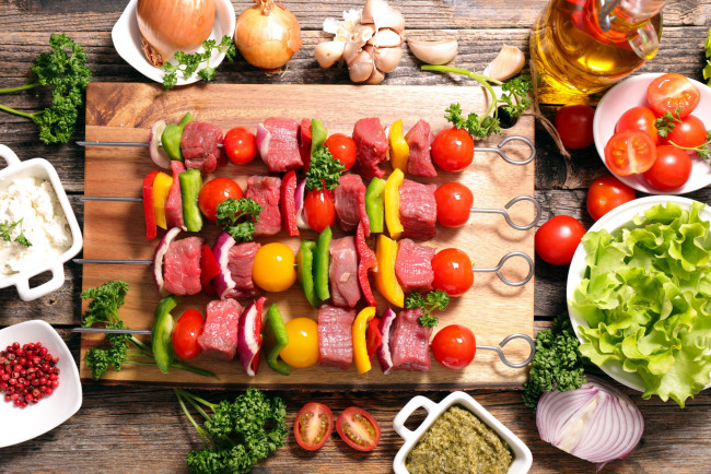 Обои картинки фото еда, шашлык,  барбекю, мясо, зелень, овощи, помидоры, томаты
