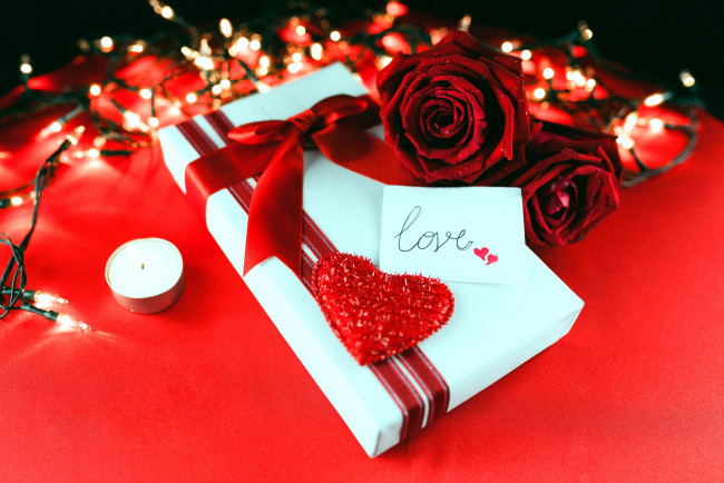 Обои картинки фото праздничные, день святого валентина,  сердечки,  любовь, розы, подарок, свеча, сердечко