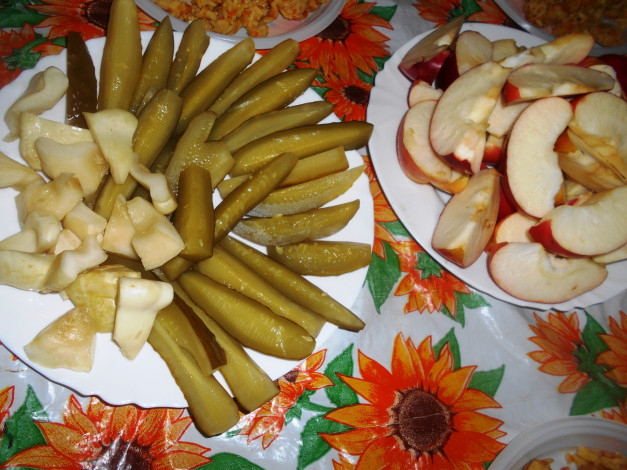 Обои картинки фото еда, огурцы, яблоки