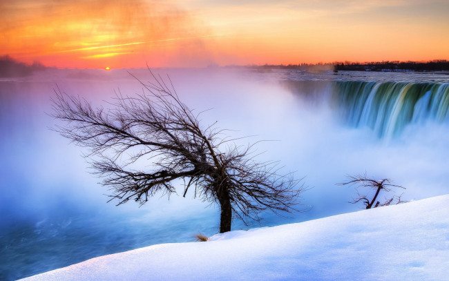 Обои картинки фото природа, водопады, дерево, обрыв, водопад, снег