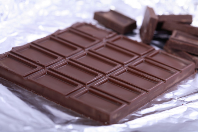 Обои картинки фото еда, конфеты,  шоколад,  сладости, шоколад, плитка, кусок, фольга