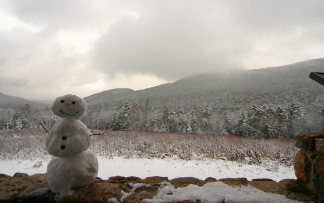 Обои картинки фото природа, зима, снеговик, снег, деревья, горы